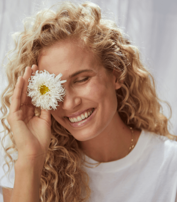 בחורה שמחה עם פרח